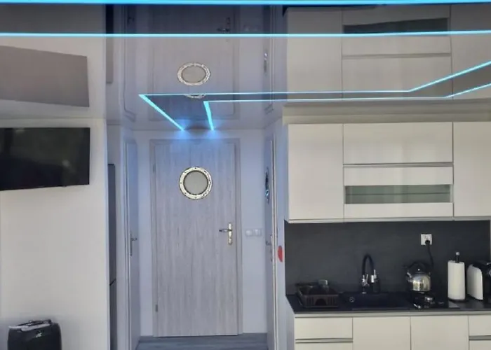 Dom Na Wodzie Listomie アパート